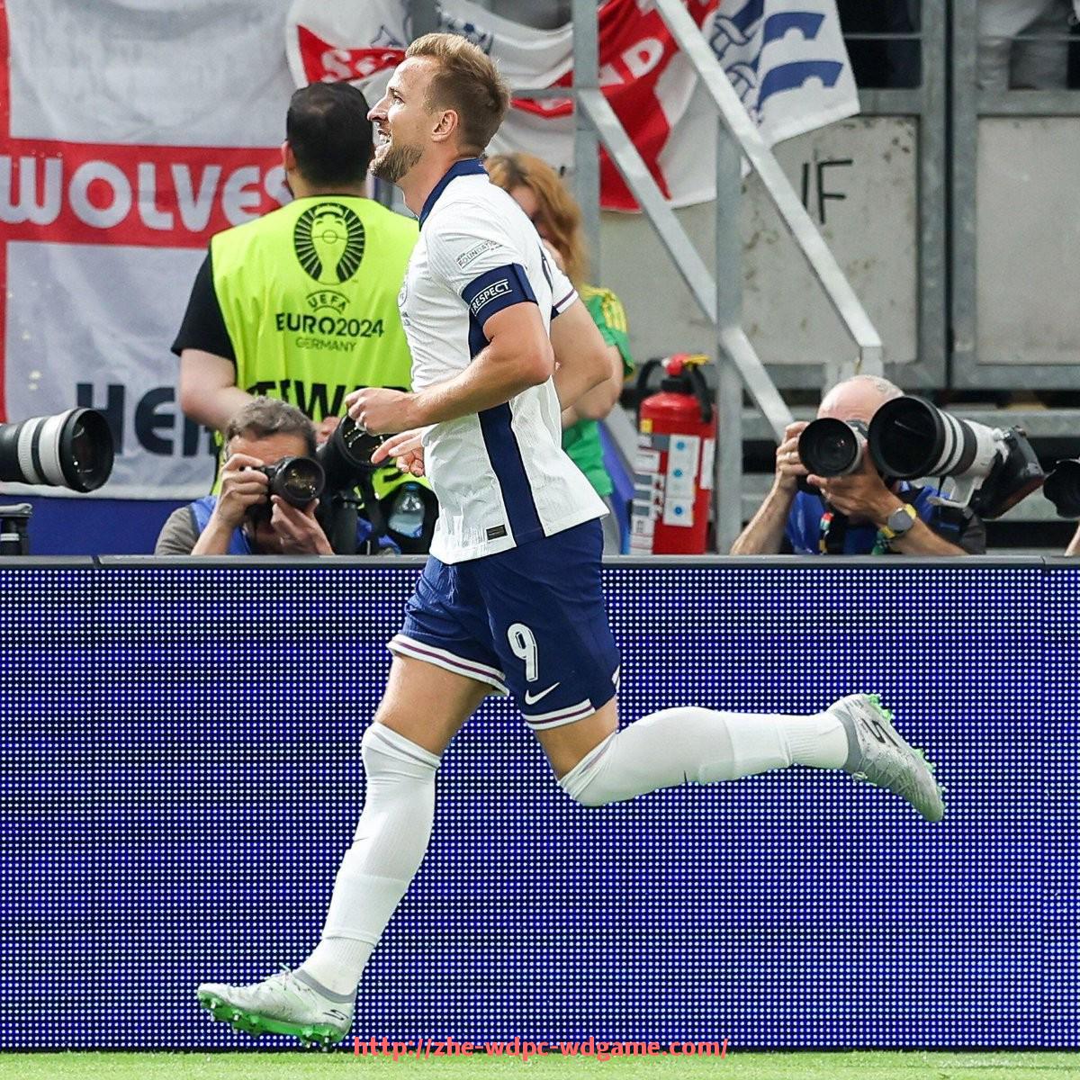 问鼎娱乐官方网站-世俱杯比赛服饰套装介绍及市场定位分析